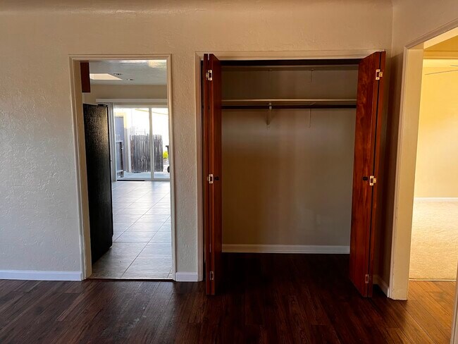 Foto del edificio - 143 Katherine Ave