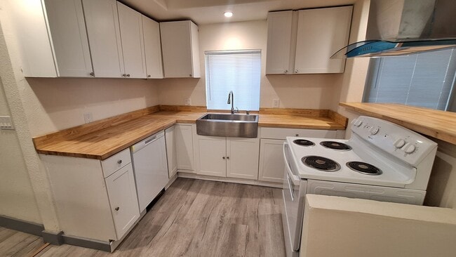 Building Photo - 4 bedroom 2.5 bath home with main level be...