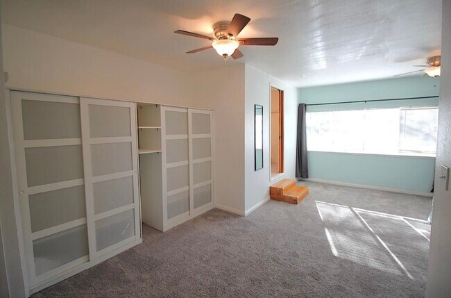 Foto del edificio - 2255 La Grama Dr