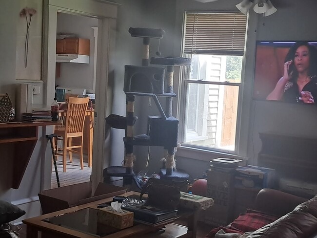 Building Photo - 410 W Columbia Ave