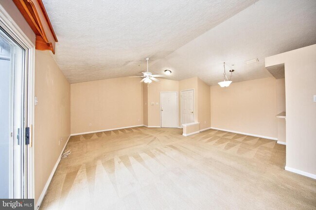 Building Photo - 203 Oak Leaf Cir