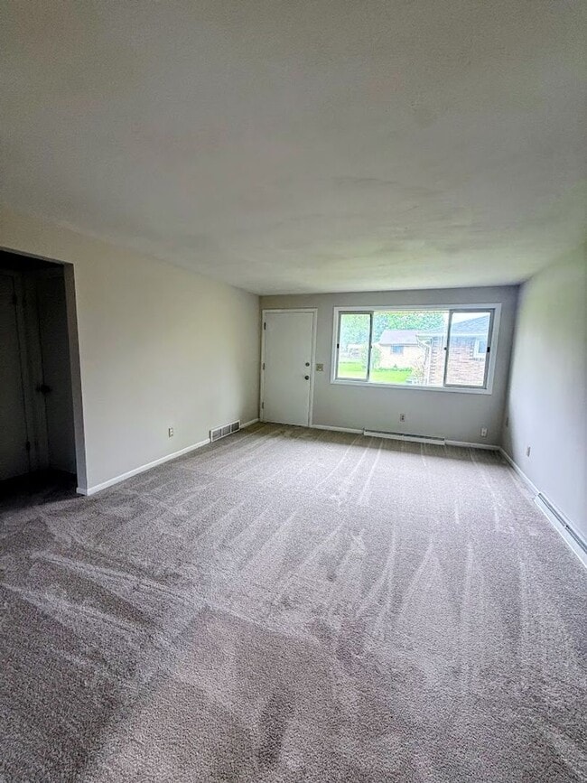 Building Photo - Two bedroom one bathroom apartment for rent