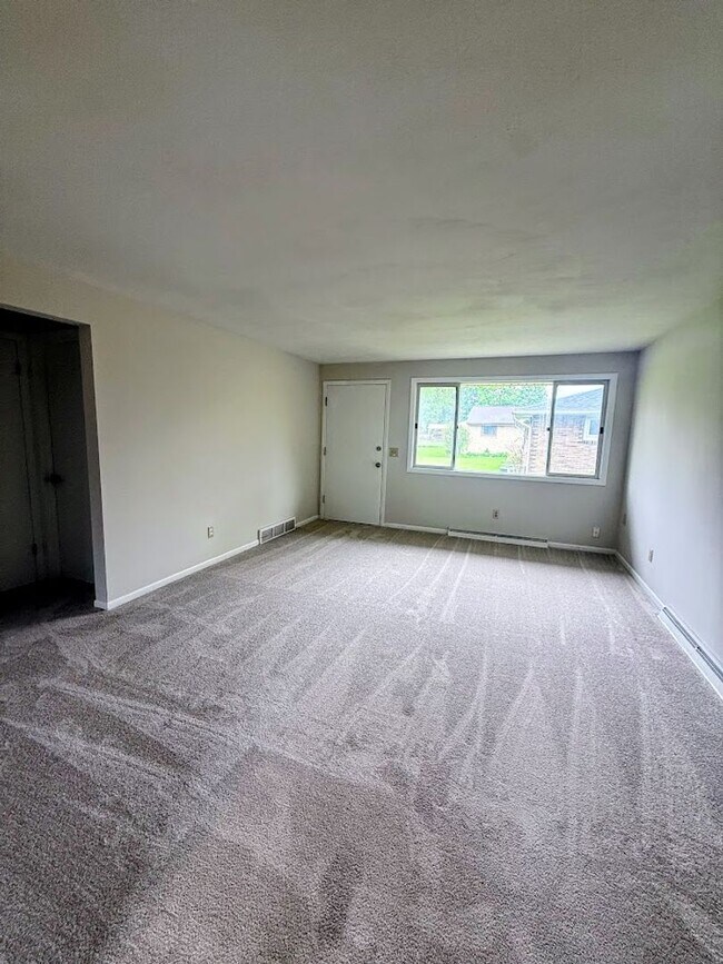 Foto del edificio - Two bedroom one bathroom apartment for rent