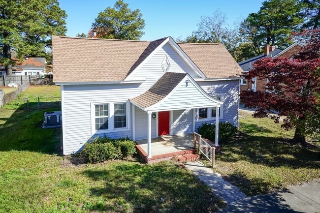 Foto del edificio - Four Bedroom Home!