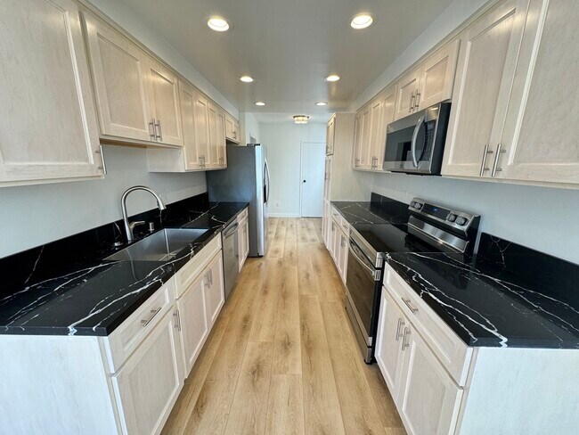 Foto del edificio - 1547 N Hayworth Ave