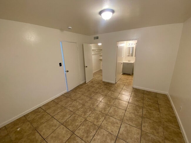 Building Photo - 4348 E Fairfax Ave