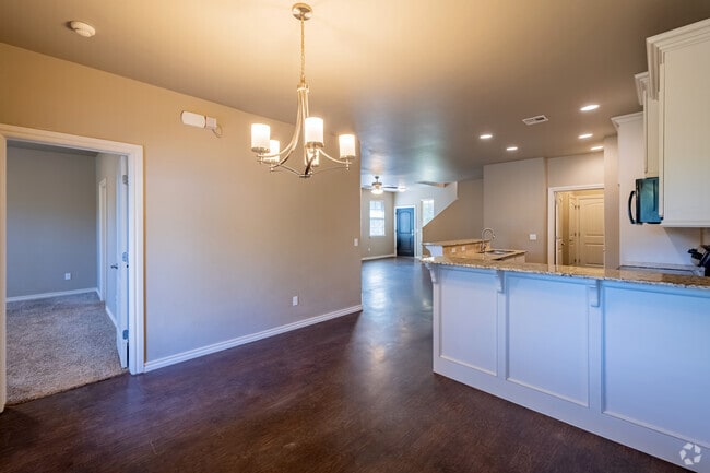 4 habitaciones, 2.5 baños - 2050 pies cuadrados - Cocina, comedor - The Commons at Greenlea Chase