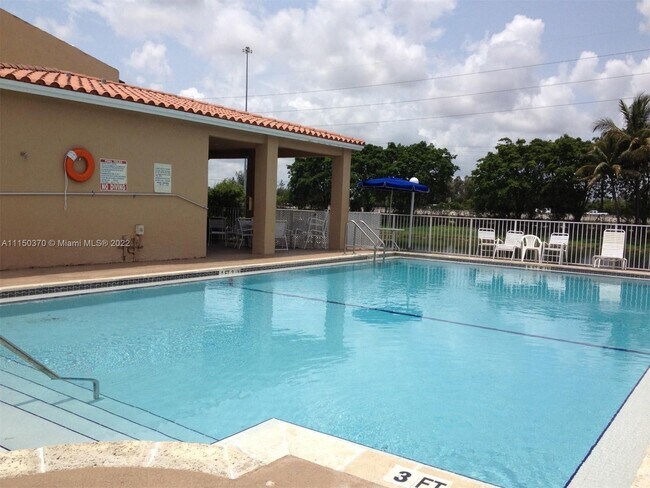 Foto del edificio - 4744 NW 114th Ave