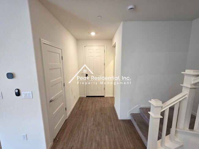 Foto del edificio - Only 2 years new. 3-bedrooms in Elk Grove