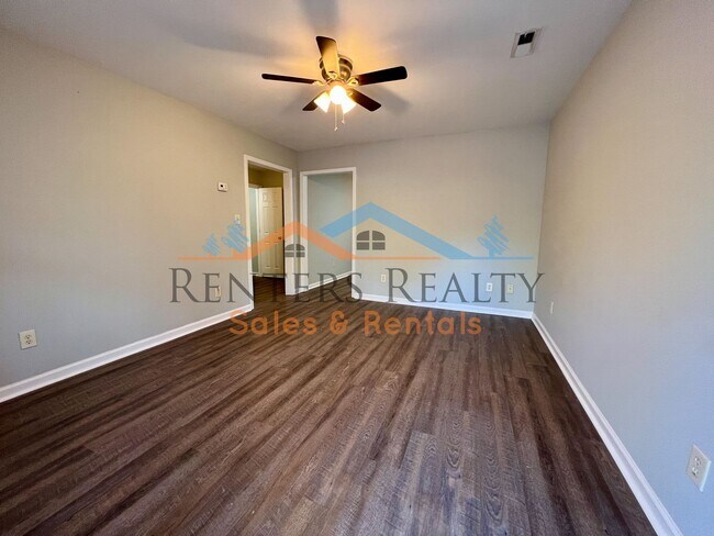 Building Photo - 2 Bedroom Townhouse with Yard