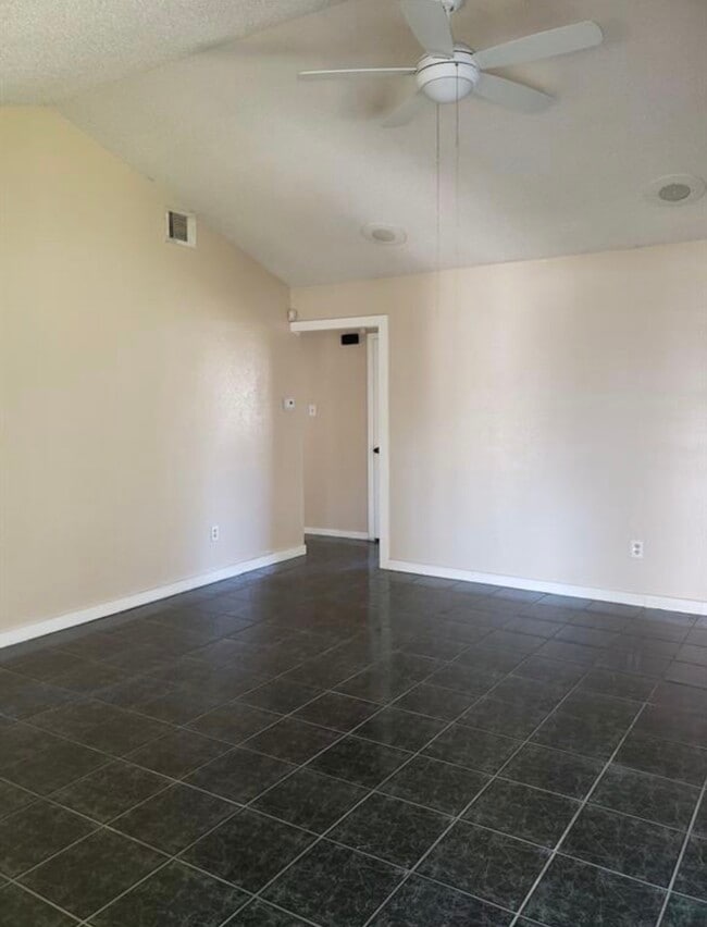 Foto del edificio - 2426 Spring Dusk Dr