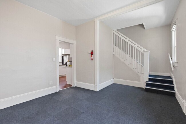 Foto del edificio - Renovated 5 Bed, 2 Bath House + Office EWU Off Campus Housing! AVAILABLE 7/20!