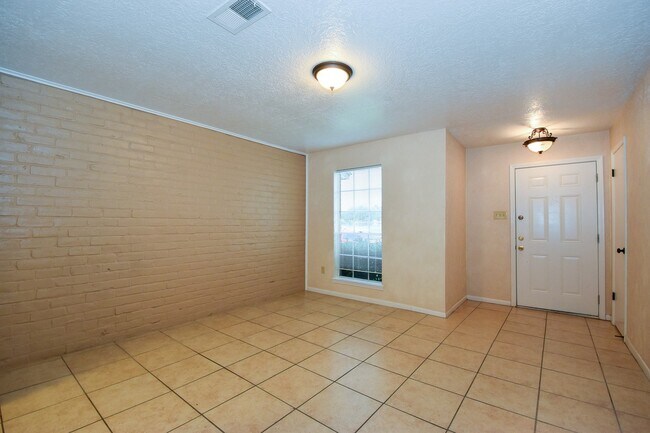 Foto del edificio - 3 BEDROOM 2 BATH PATIO HOME WITH 1112 SF