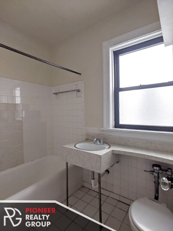 Building Photo - Gold Coast studio, pet friendly