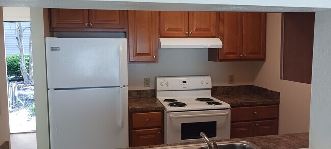 Building Photo - 2 bedroom/ 1.5 bathroom- The Midlands
