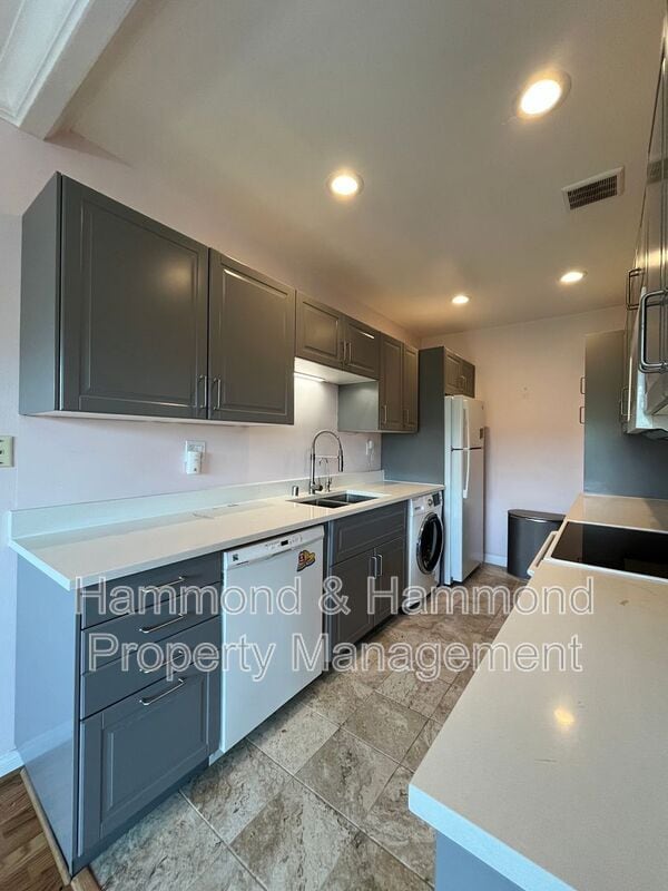 Foto del edificio - 5400 Newcastle Ave
