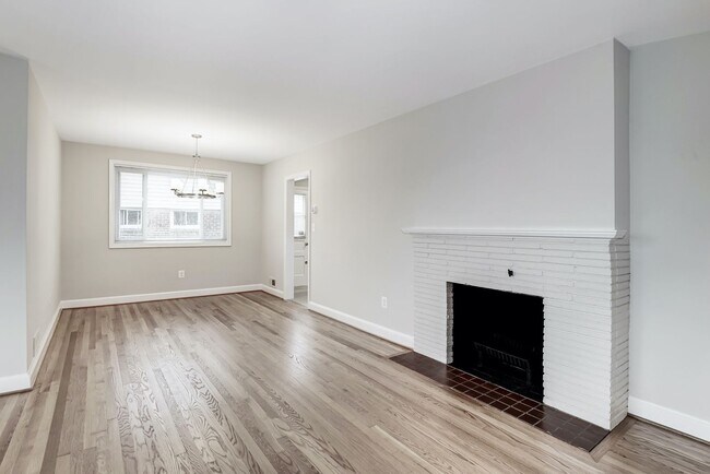 Foto del edificio - 3 Bed 2.5 Bathroom - Chevy Chase Rancher -...