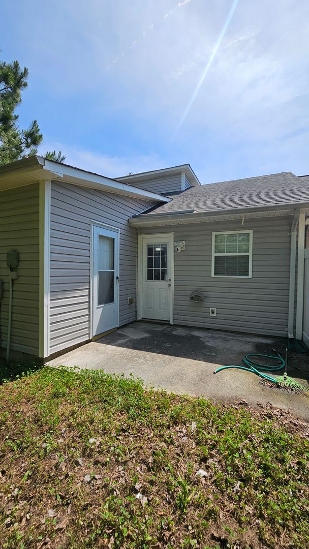 Building Photo - 3 Bedroom 2 Bath Townhouse