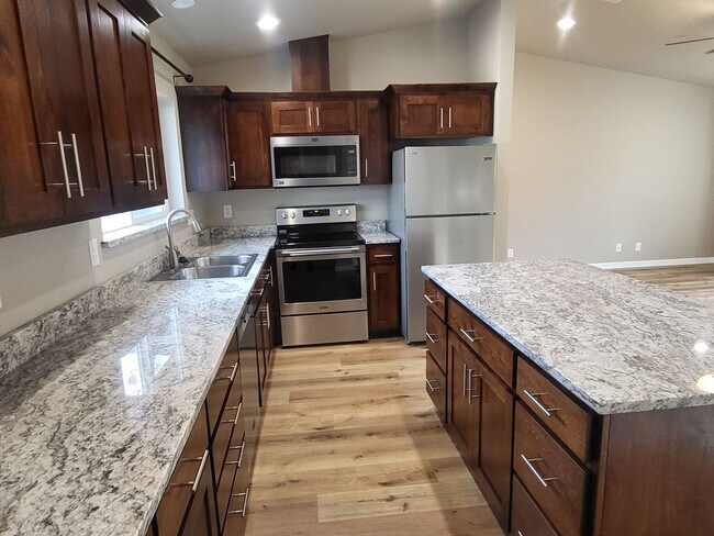 Building Photo - 3 bed 2 bath  Home for Rent in Grants Pass
