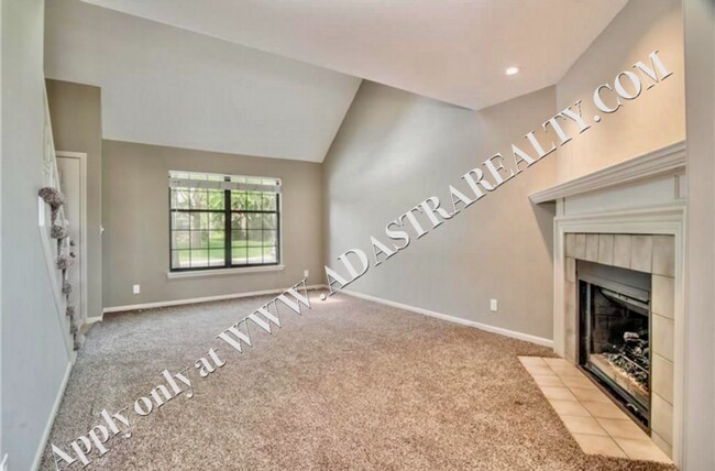 Building Photo - Wonderful 3 Bed 1.5 Bath Town Home in Overland park-Available in SEPTEMBER!!