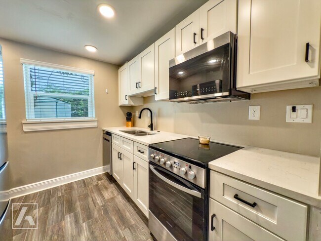 Building Photo - Stylish Renovated Studio – All Utilities I...
