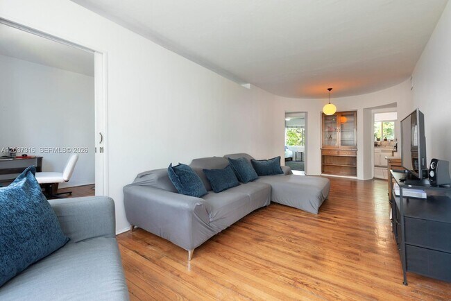 Foto del edificio - 6941 Bay Dr