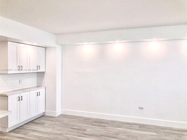 Building Photo - 905 Brickell Bay Dr