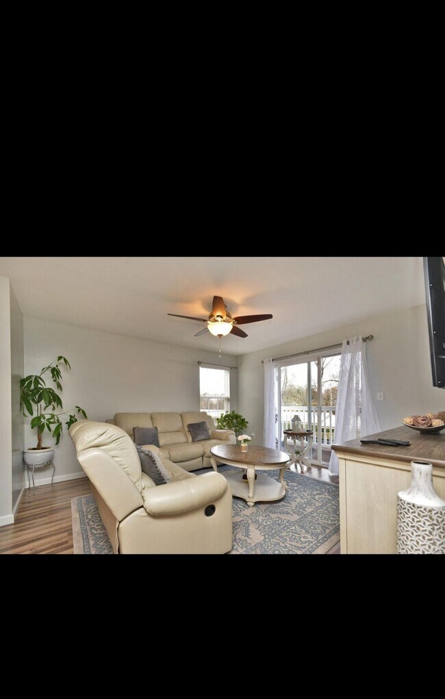 Building Photo - 2470 Lampong Dr