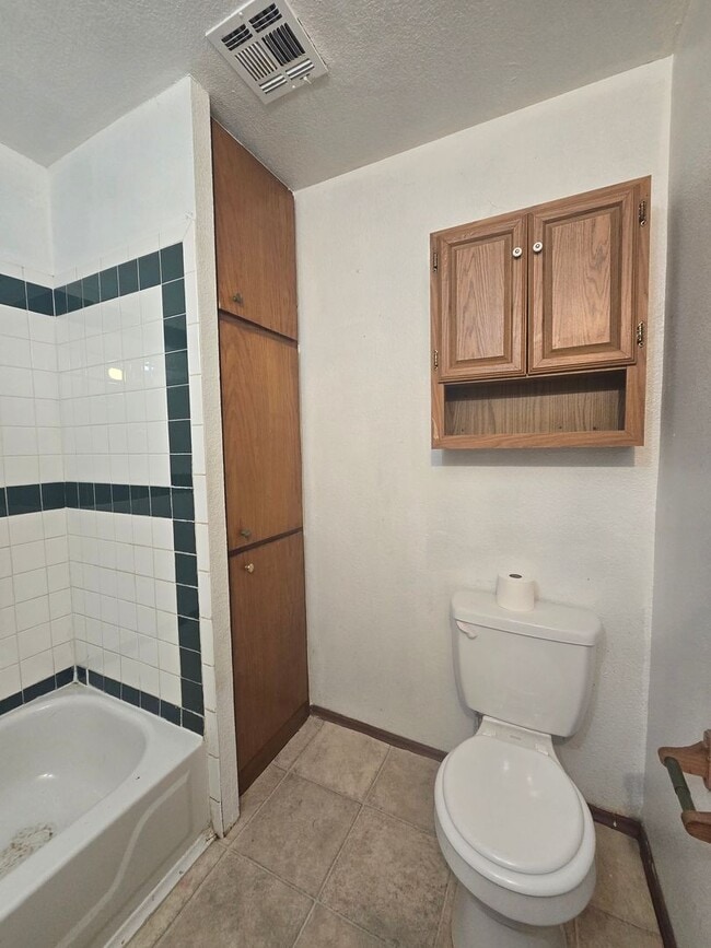 Building Photo - 3 Bed 2 Bath at Shawnee