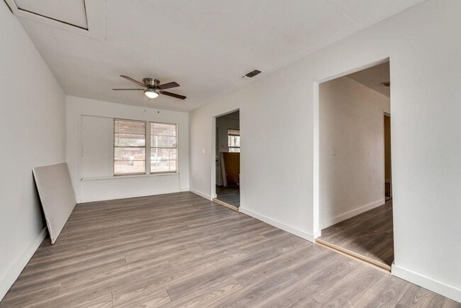 Building Photo - Beautiful Home in South Dallas!