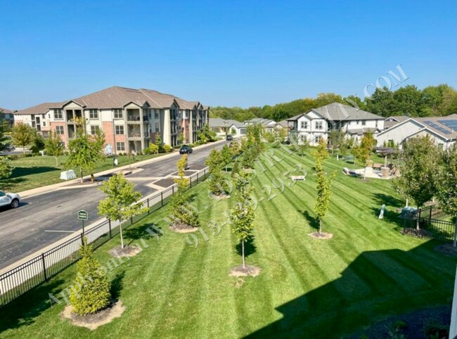 Foto del edificio - Spacious 4-Bedroom Townhome with Finished Basement in Blue Valley School District-Available NOW!!