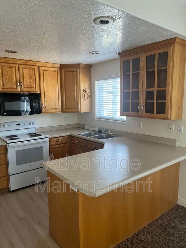 Building Photo - 1947 S Columbia Ln