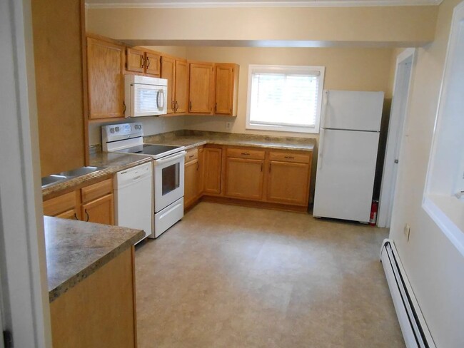 Building Photo - 3 bedroom/1 bath single family home