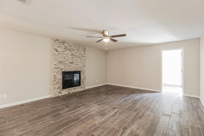 Building Photo - 8716 Tracy Dr