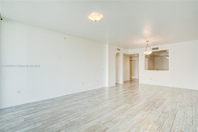 Foto del edificio - 3340 NE 190th St