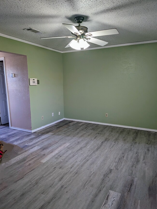 Building Photo - 909 Vedral Pl