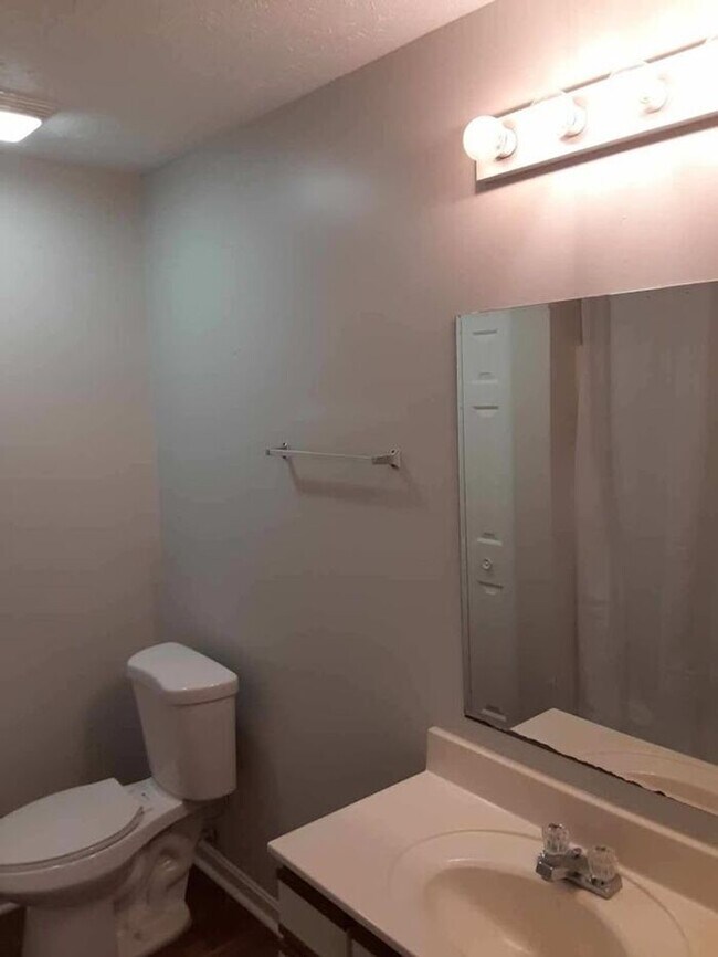 Foto del edificio - Gorgeous 2 Bedroom, 1 Bathroom Apartment at Millcreek Terrace