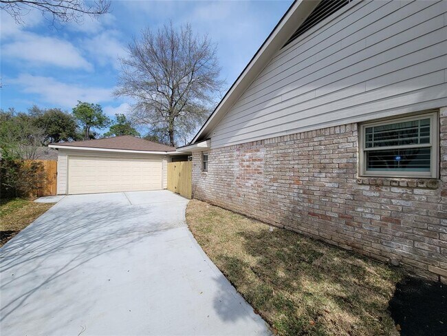 Building Photo - 10802 Meadow Lake Ln