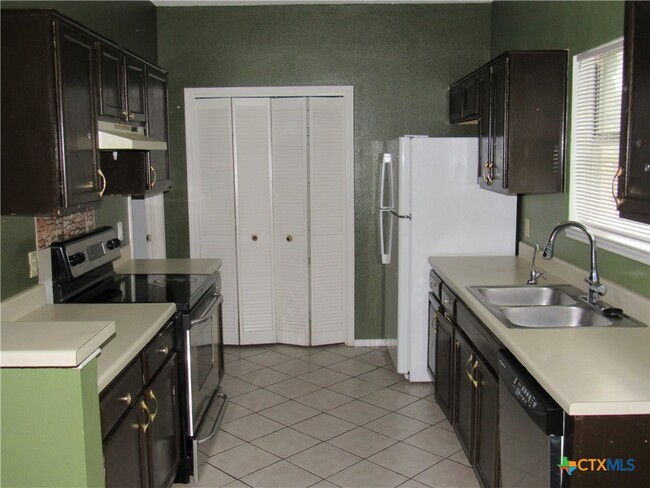 Building Photo - 4802 Shawn Dr
