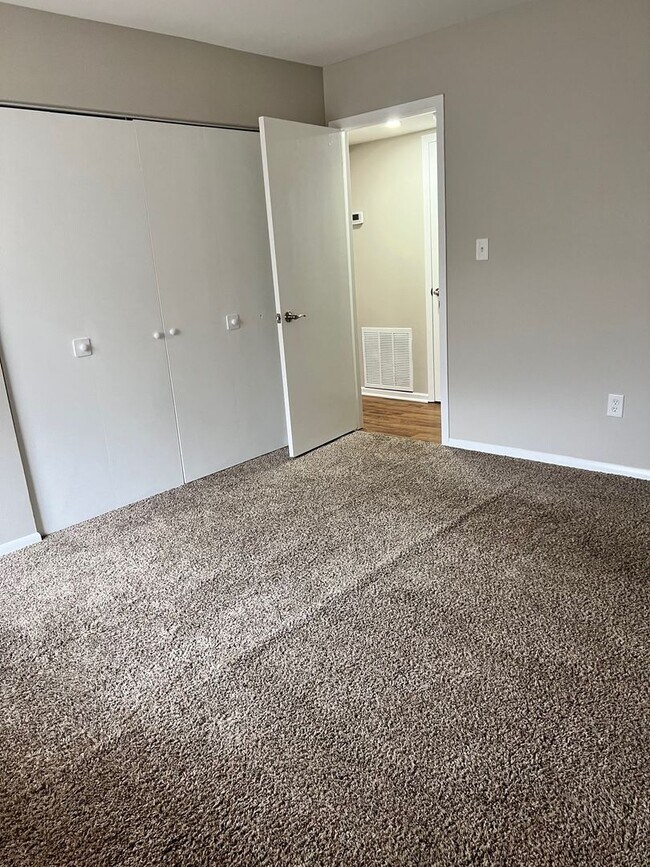 Building Photo - Charming 2-Bedroom 2 bathroom Apartment in the Heart of Chesterton!