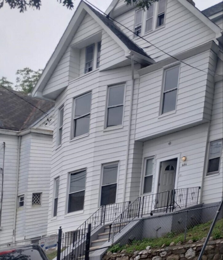 Primary Photo - 682-684 E 18th St