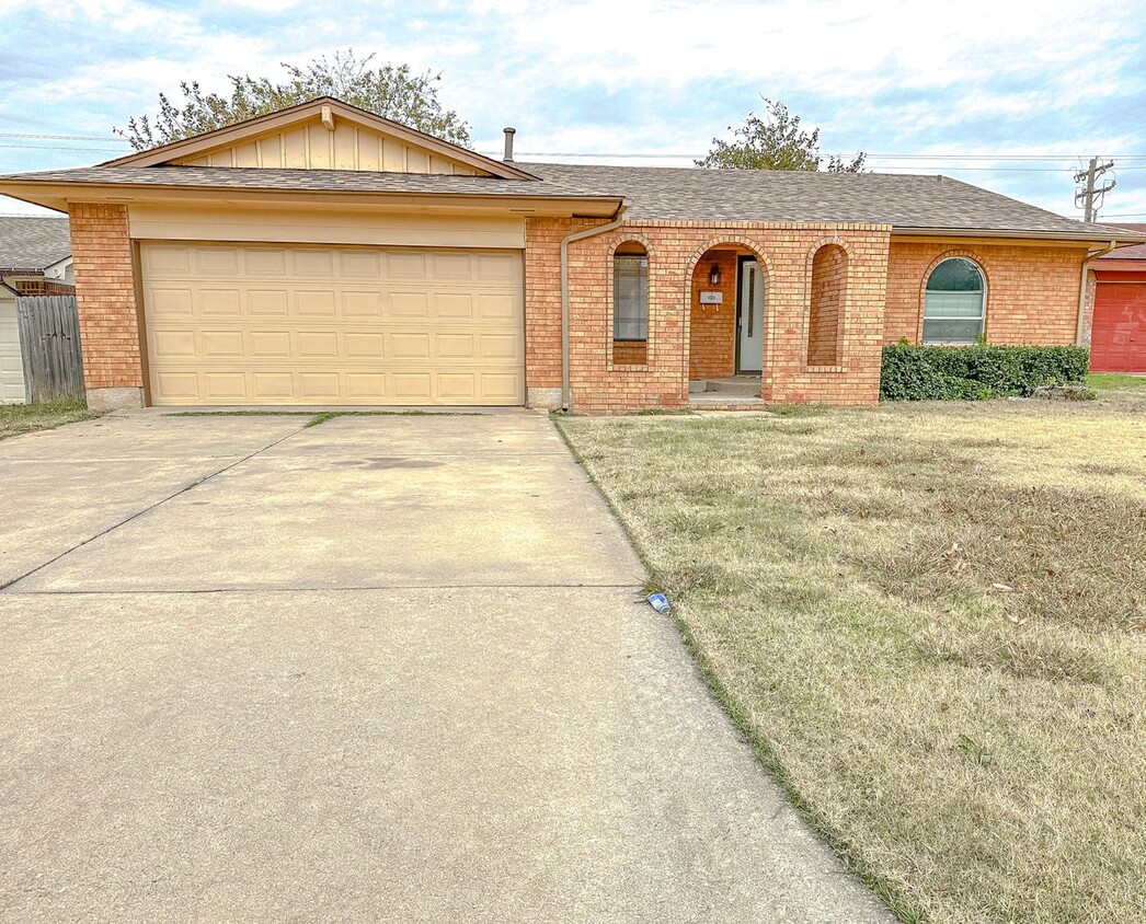 Foto principal - 3 Bed - 2 Bath home in Warr Acres!