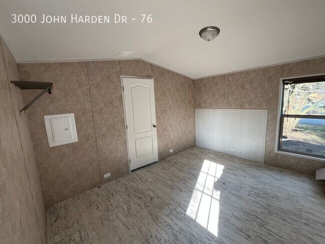 Foto del edificio - 3000 John Harden Dr