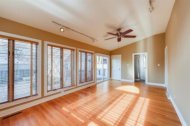 Foto del edificio - 111 N 4th Ave, St. Charles, IL, 60174