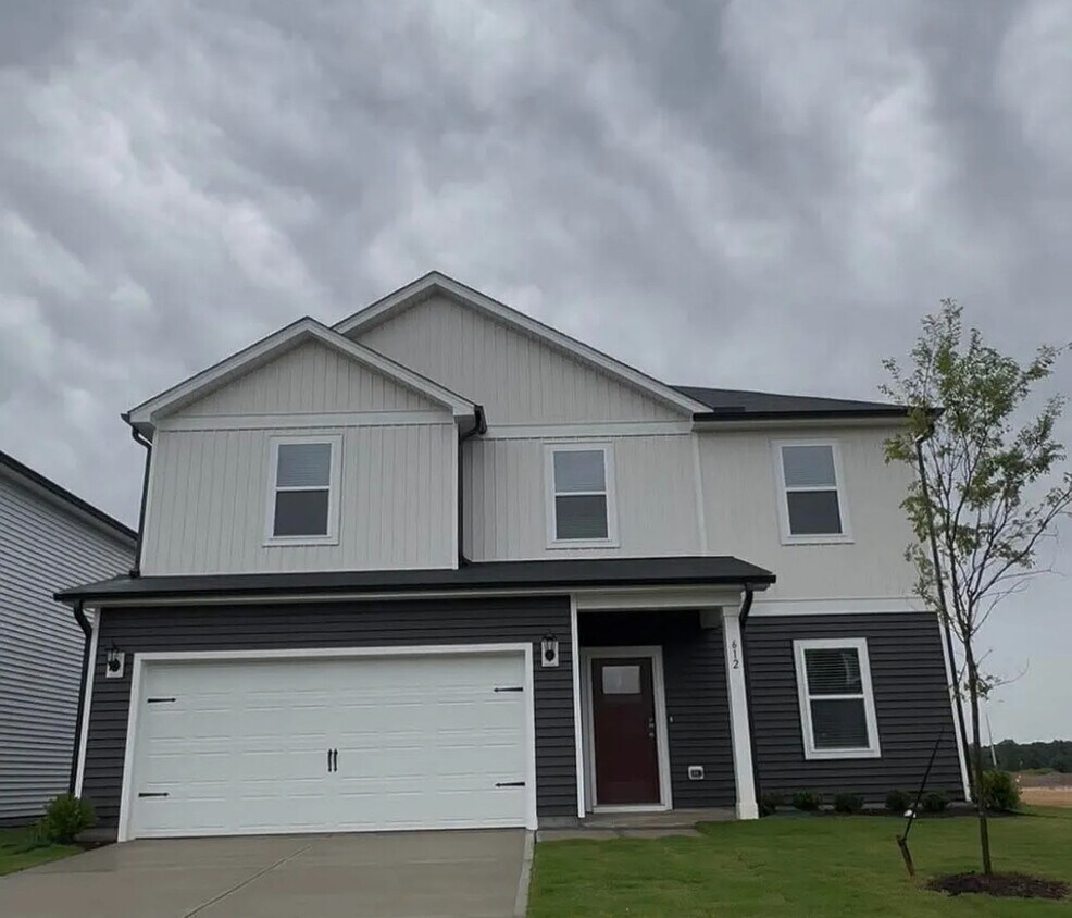 Primary Photo - 612 White Birch Ln