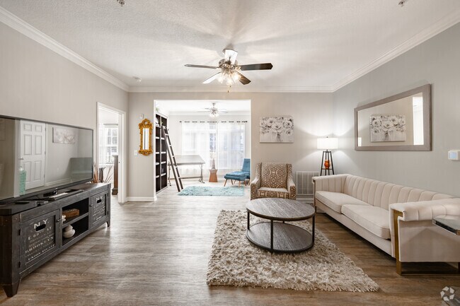 2 habitaciones, 2 baños - 1299 pies cuadrados - Sala de estar - Preston Run Apartments