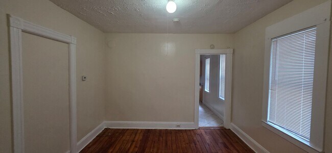 Foto del edificio - 1st Floor 3 Bedroom Apartment Available Today