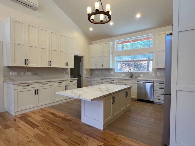 Foto del edificio - 7071 Martwood Way