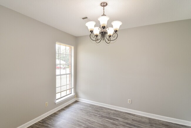 Foto del edificio - Beautiful Brick 3 Bedroom