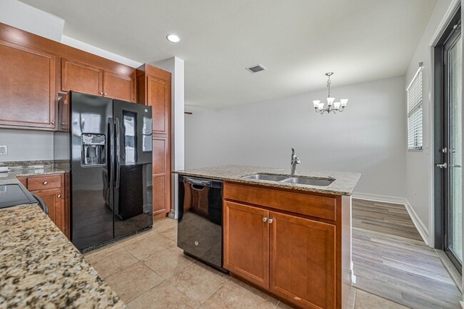 Building Photo - 3 bed/2.5 Unfurnished Townhome in Villa Me...